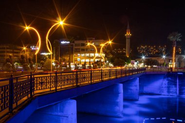Antakya, Hatay / Türkiye - 08 Ekim 2020: Antakya ve Asi Nehri üzerindeki şehir manzarası