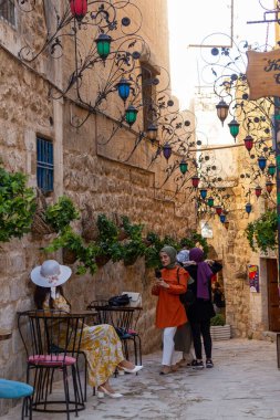 Mardin / Türkiye - 10 Ekim 2020: Eski Mardin şehir merkezindeki sokak ve evlerin manzarası