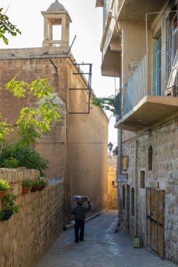 Mardin / Türkiye - 10 Ekim 2020: Eski Mardin şehir merkezindeki sokak ve evlerin manzarası