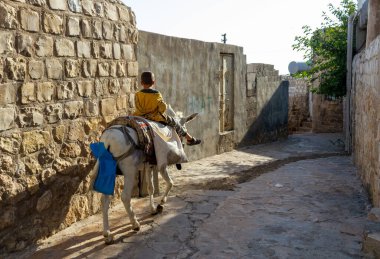 Mardin / Türkiye - 10 Ekim 2020: Eski Mardin şehir merkezindeki sokak ve evlerin manzarası