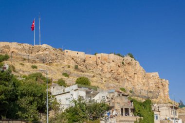 Mardin / Türkiye - 10 Ekim 2020: Mardin Şatosu ve Türk bayrağı manzarası. Eski Mardin, Türkiye