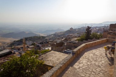 Mardin / Türkiye - 10 Ekim 2020: Eski Mardin şehir merkezindeki sokak ve evlerin manzarası