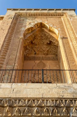 Mardin / Türkiye - 10 Ekim 2020: Zinciriye (İsa Bey) zinciri Madrasah taç kapısı