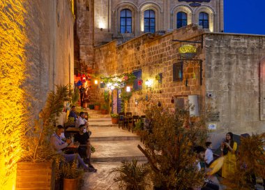 Mardin / Türkiye - 10 Ekim 2020: Eski Mardin şehir merkezindeki sokak ve evlerin görüntüsü