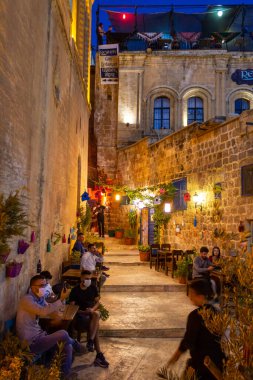 Mardin / Türkiye - 10 Ekim 2020: Eski Mardin şehir merkezindeki sokak ve evlerin görüntüsü