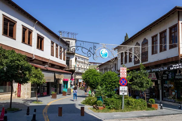 Antakya, Hatay / Türkiye - 08 Ekim 2020: Eski Antakya şehir merkezindeki sokak ve evlerin manzarası