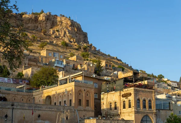 Mardin / Türkiye - 10 Ekim 2020: Mardin kalesi ve eski Mardin evleri