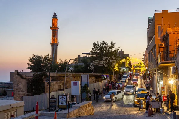Mardin / Türkiye - 10 Ekim 2020: Eski Mardin şehir merkezindeki sokak ve evlerin görüntüsü