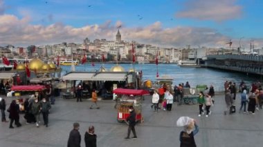 İstanbul, Eminonu / Türkiye - 16 Mart 2021: İstanbul manzarası, Eminonu ve Haliç sahili, Galata Köprüsü manzarası. Popüler turizm merkezi tarihi yarımada günlük yaşamı