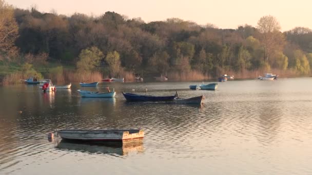 日の出と湖の上に小さなボート 静かな自然シーン映画的な自然静けさの概念 — ストック動画