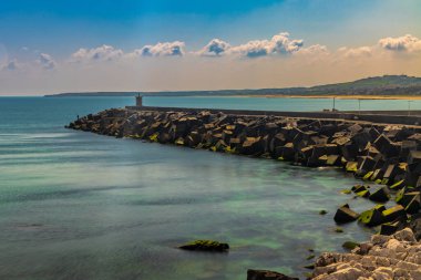 Sakin denizdeki dalgakıran manzarası