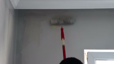 Evde paten fırçasıyla duvar boyamak. Daire boyacısı konsepti