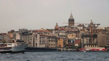 İstanbul manzarası, şehir hatları Bosphorus gemisi ve Galata Kulesi manzarası. Popüler turizm merkezi tarihi yarımada