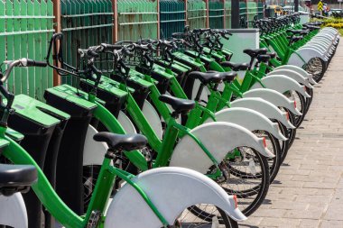 Kiralık şehir bisikletleri. Yeşil renkler kiralık bisiklet otomatı