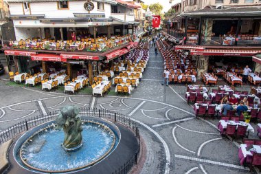 Kumkapi, Fatih, Lüksem- Türkiye - 30 Ağustos 2021: İstanbul 'da gece hayatının popüler turistik restoranlarına sahip ünlü Kumkapı restoranları