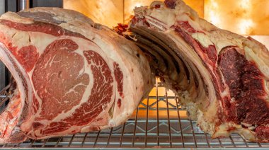 Kurumuş et dolabında biftek. Lezzetli gurme restoranındaki buzdolabının üstünde ızgara biftek. Soğuk depoda kurutulmuş et. Kuru kesilmiş çiğ et, biftek için yıllanmış sığır eti.