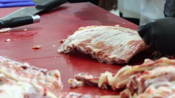 Carniceiro Luvas Pretas Está Cortar Carne Costeletas Cordeiro Talho Chef — Vídeo de Stock