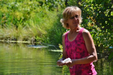 bir dere içinde duran kadın