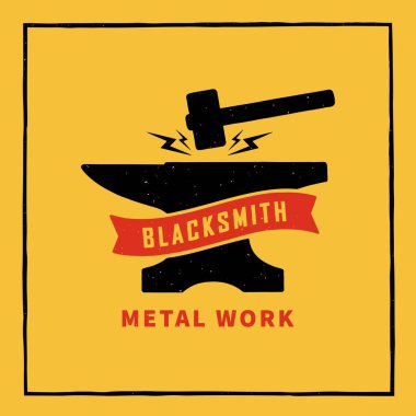 Çekicin, şimşeğin, örsün renkli bir tasviri. Arka planda yazı olan bir kurdele. Baskı, amblem ve afiş için klasik tarzda vektör illüstrasyonu. Metal işe yarıyor. Sahte sembol.