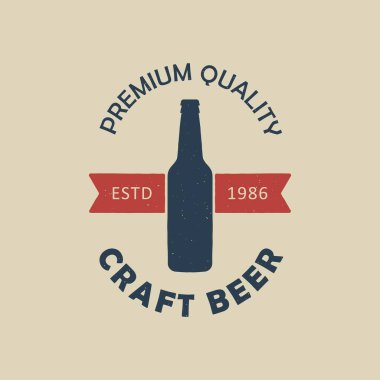 Renkli illüstrasyon şişesi, kurdele, arka planda yazı. Poster, bayrak, amblem ve tabela için klasik tarzda vektör illüstrasyonu. El yapımı bira reklamı. Bira fabrikası sembolü.