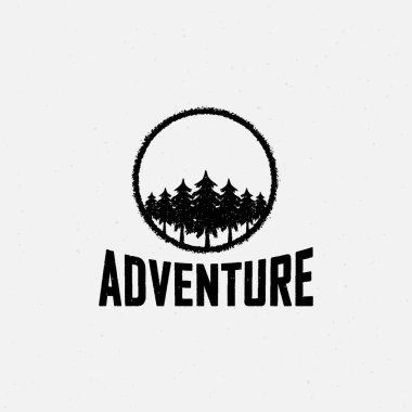 Bir ormanın siyah ve gri çizimi, bir arka plan üzerinde grunge dokusuyla daire ve metin. Amblem, rozet, etiket ve çıkartma için tasarım öğesi. Vektör çizimi. Vahşi yaşam yolculuğu.