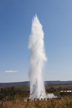 Mavi gökyüzü ile Şofben erruption. İzlanda