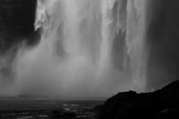 Wodospad Skogafoss w czerni i bieli. Islandia — Zdjęcie stockowe