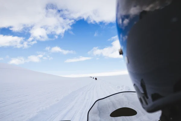 Motoslitta su strada ghiacciaio neve. Paesi Bassi — Foto Stock
