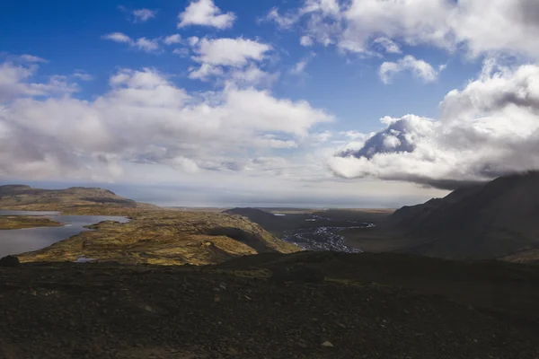 Gletsjerrivier in een vallei van Zuid-IJsland — Stockfoto