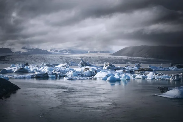 Laguna glaciar con icebergs flotando, Islandia — Foto de Stock