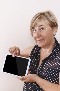 üst düzey bir kadın tarafından kullanarak dijital tablet