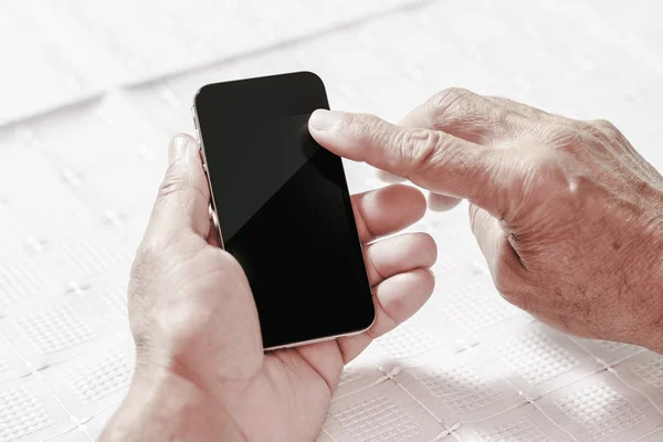Smart phone using by senior man — Stock Photo, Image