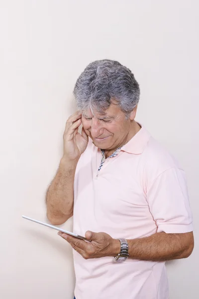 Digital tablet using by senior man — Stock Photo, Image