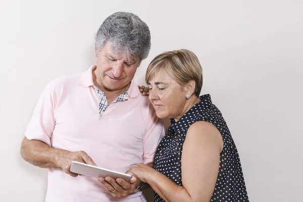 Digital tablet use by couple of senior people. — Stock Photo, Image