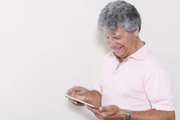 Digital Tablet PC med hjälp av äldre man — Stockfoto