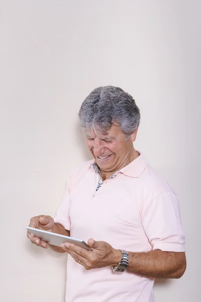 Цифровая табличка, используемая пожилым человеком — стоковое фото