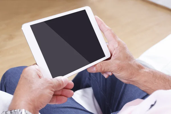 Digital Tablet PC med hjälp av äldre man — Stockfoto