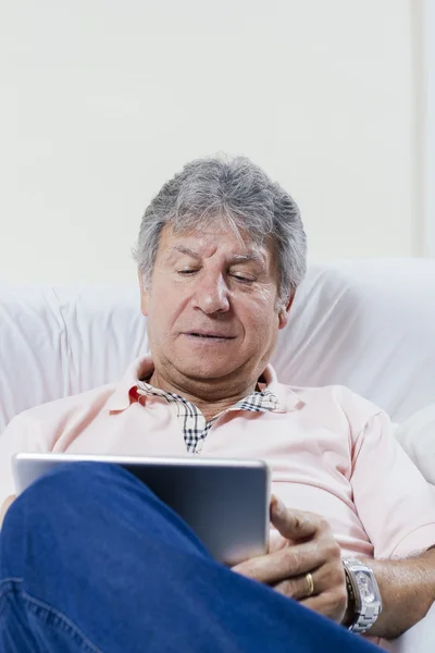 Digital Tablet PC med hjälp av äldre man — Stockfoto