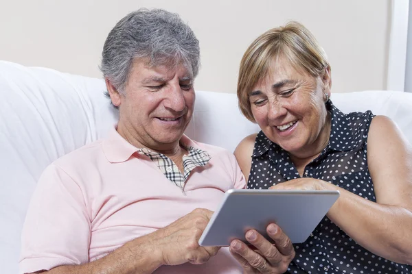Digital tablet use by couple of senior people. — Stock Photo, Image