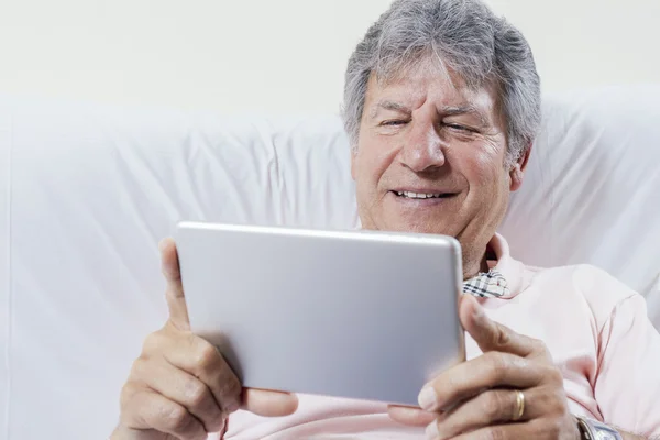 Digital Tablet PC med hjälp av äldre man — Stockfoto