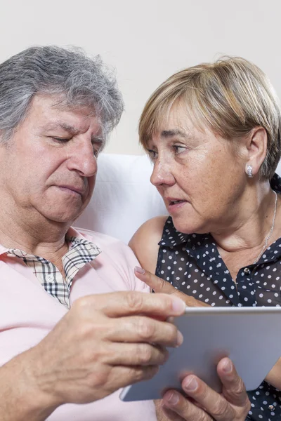 Digital tablet använder av par äldre personer. — Stockfoto