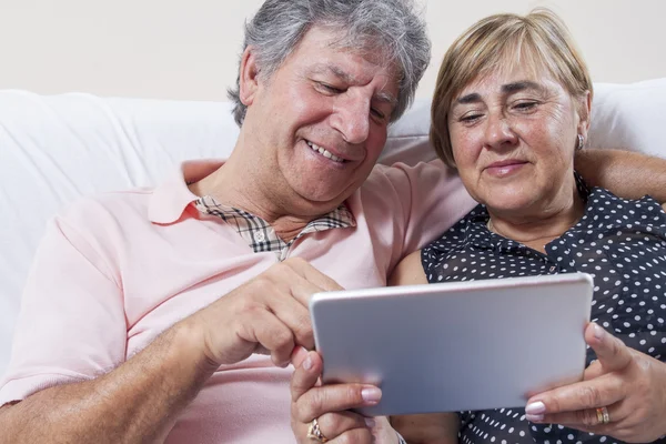 Digital tablet use by couple of senior people. — Stock Photo, Image