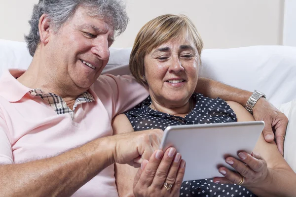 Digital tablet använder av par äldre personer. — Stockfoto