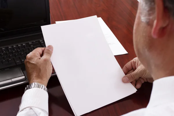 Geschäftsmann arbeitet mit Laptop in seinem Büro — Stockfoto