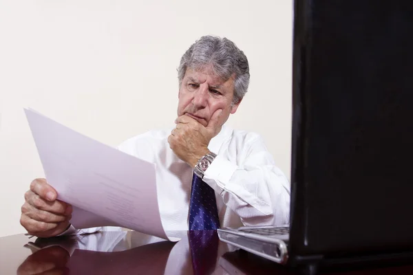 Volwassen zakenman werken met laptop in zijn kantoor — Stockfoto