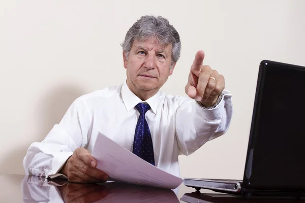 Volwassen zakenman werken met laptop in zijn kantoor — Stockfoto