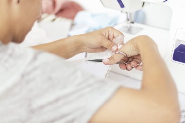 Genç kadın dikiş kapatın