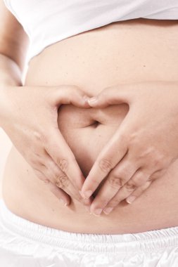 parmak kalp simgesi olan karın