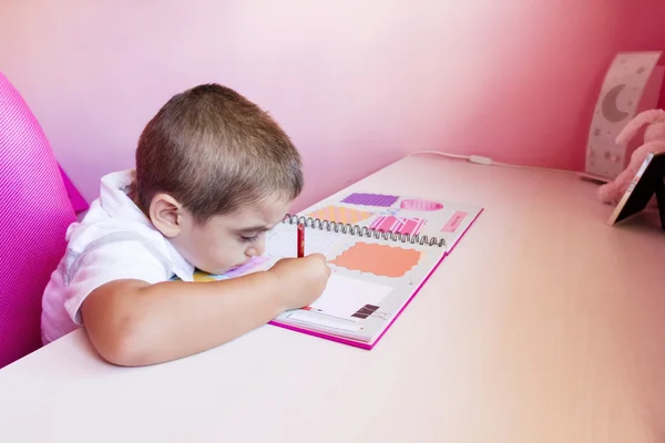 Niño dibujando en el cuaderno — Foto de Stock