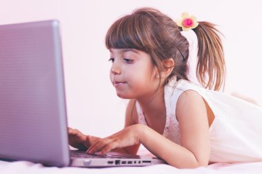 Laptop ile oynarken küçük kız